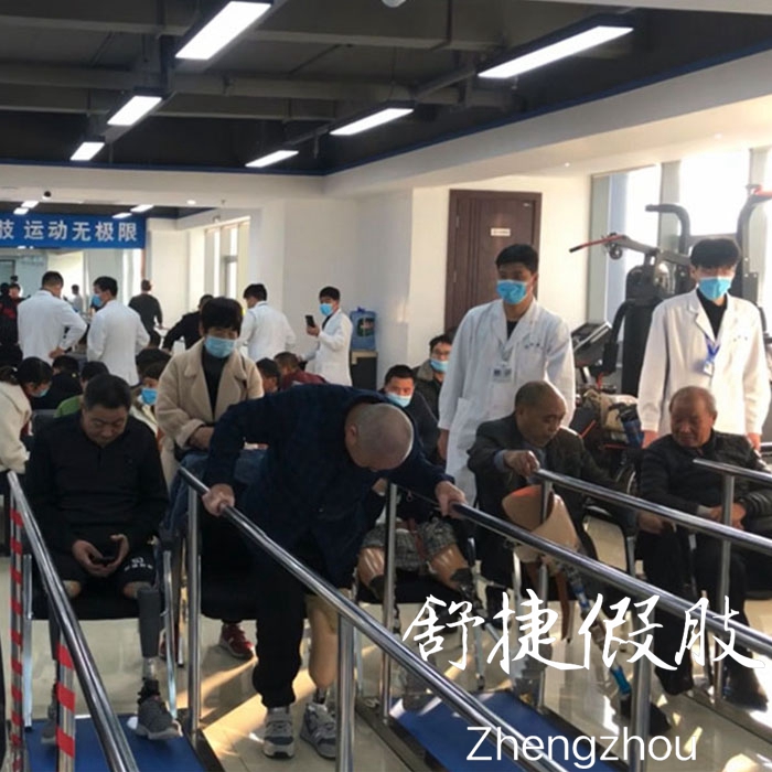 穿假肢訓練中.jpg