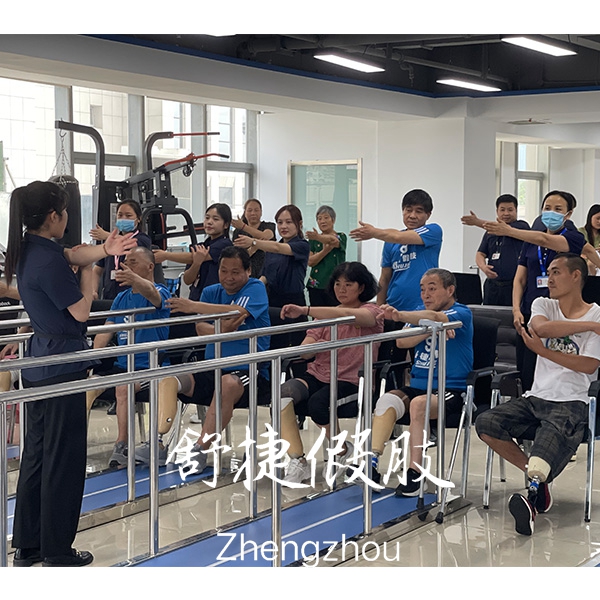 舒捷假肢小腿假肢患者訓(xùn)練中.jpg